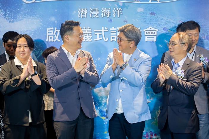 蘇副市長與貴賓開心拍手