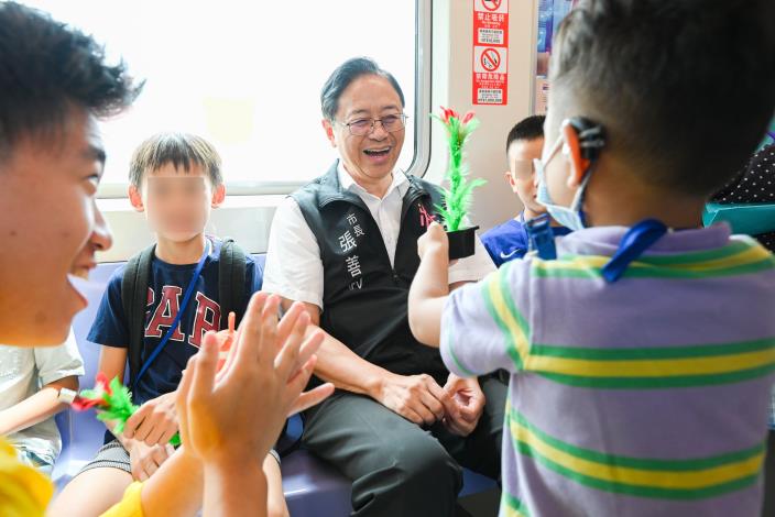 張市長與小朋友互動