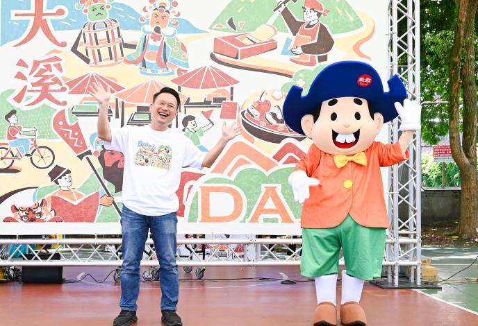 蘇副市長與乖乖公仔合影