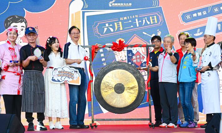 張市長敲鑼宣告辦桌開席