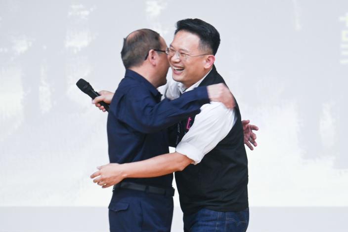 蘇副市長給警察局吳局長一個感謝的擁抱