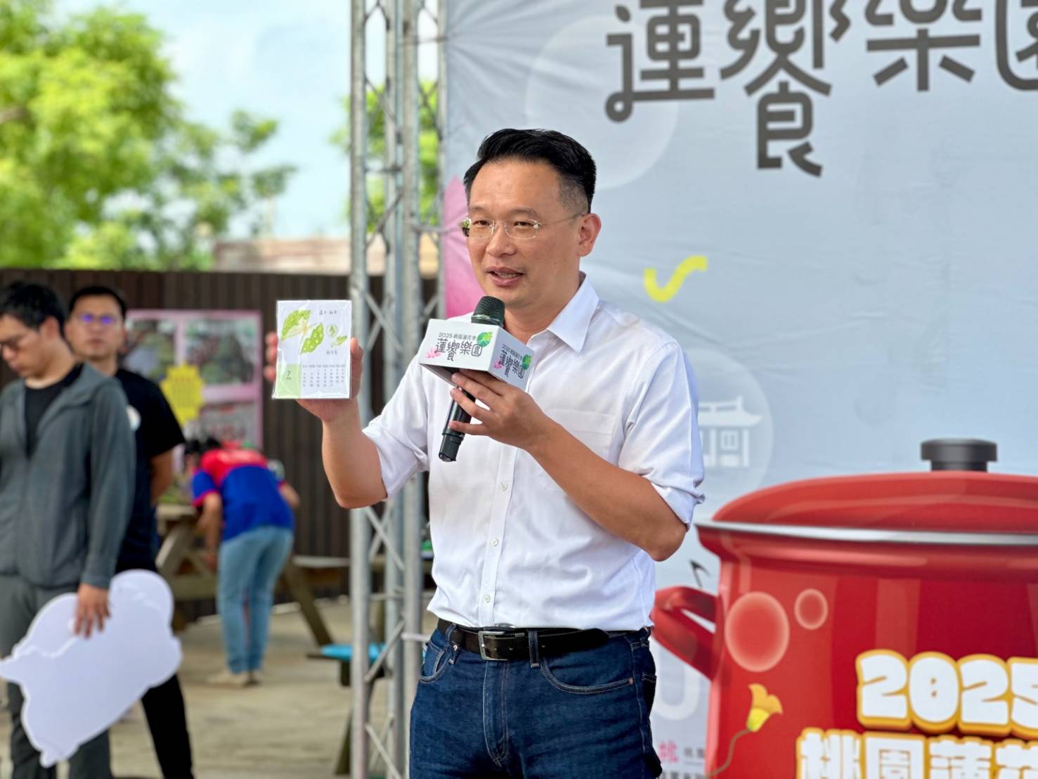 蘇副市長分享自己以蓮蓬與蓮子為主題的手繪月曆