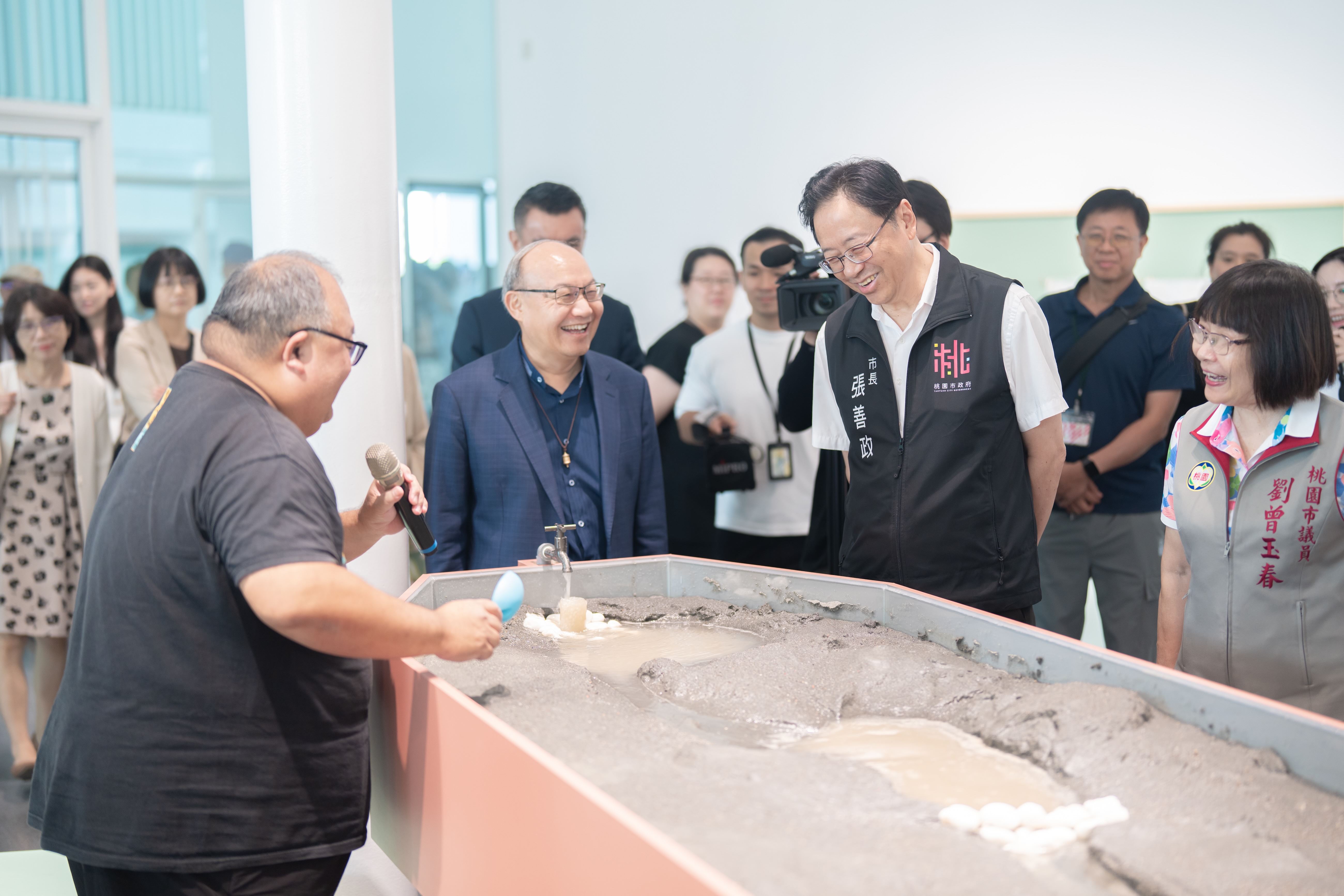 張市長聆聽展品解說