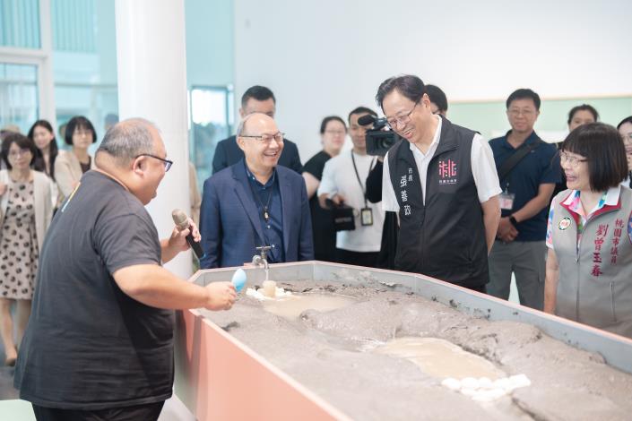 張市長聆聽展品解說
