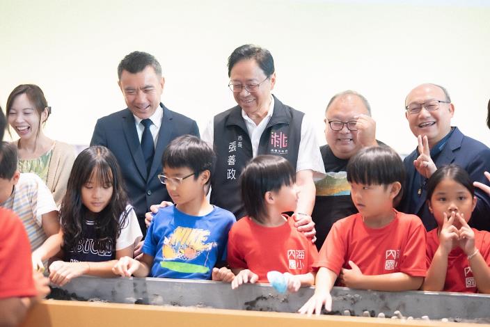 張市長和小朋友一同體驗互動裝置