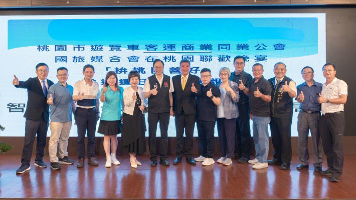 張市長與業者合影留念