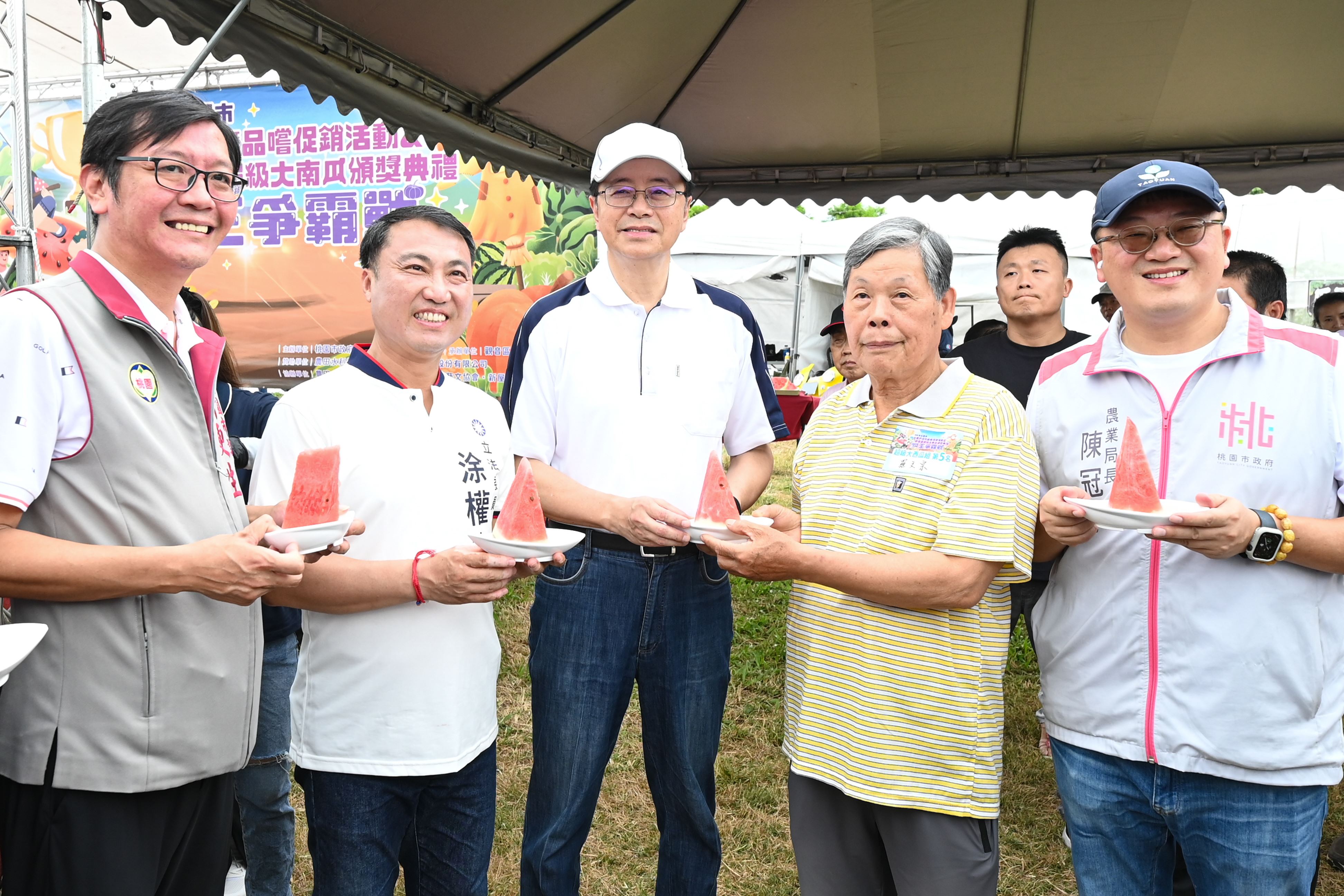 張市長與西瓜組參賽農友合照