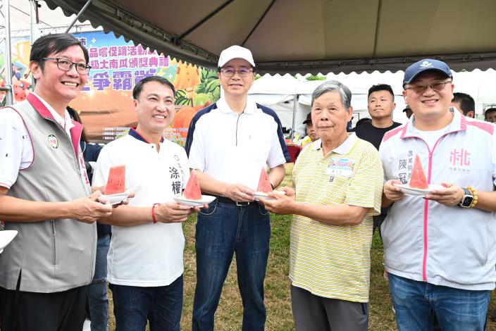 張市長與西瓜組參賽農友合照