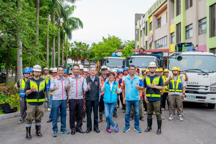 王副市長與救災團隊合影