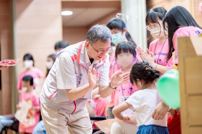 王副市長與孩童互動
