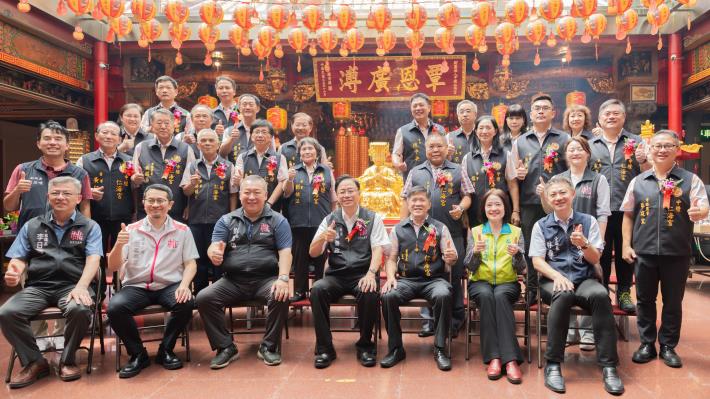 張市長與廟方人員合影留念