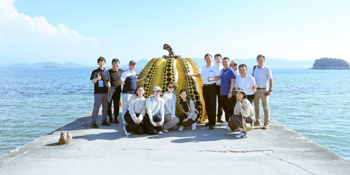 市府參訪團參觀草間彌生位於直島的知名作品《黃南瓜》