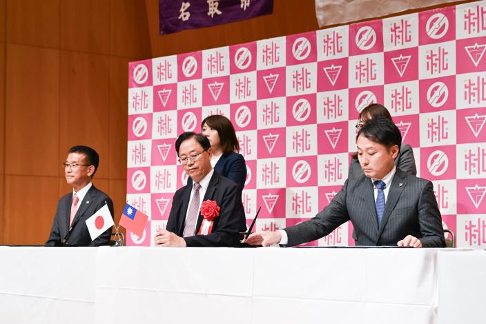 張市長、名取市市長山田司郎(左一)、岩沼市市長佐藤淳一(右一)共同簽署《促進觀光與產業經濟交流合作備忘錄（MOU）》
