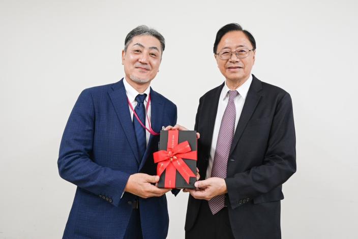 張市長與AEON集團執行董事業務長坪谷雅之互贈紀念禮