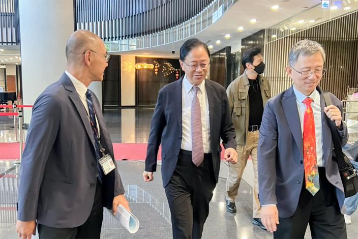 張市長率隊赴衛福部醫審會簡報