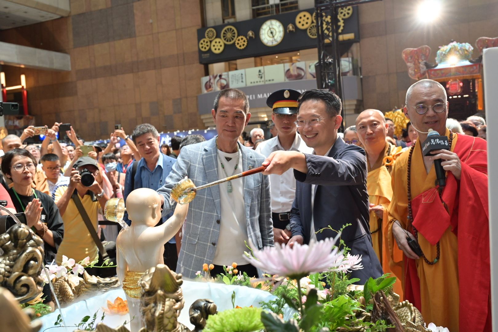 蘇副市長體驗浴佛儀式