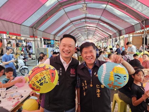 蘇副市長與王董事長一同展示水燈