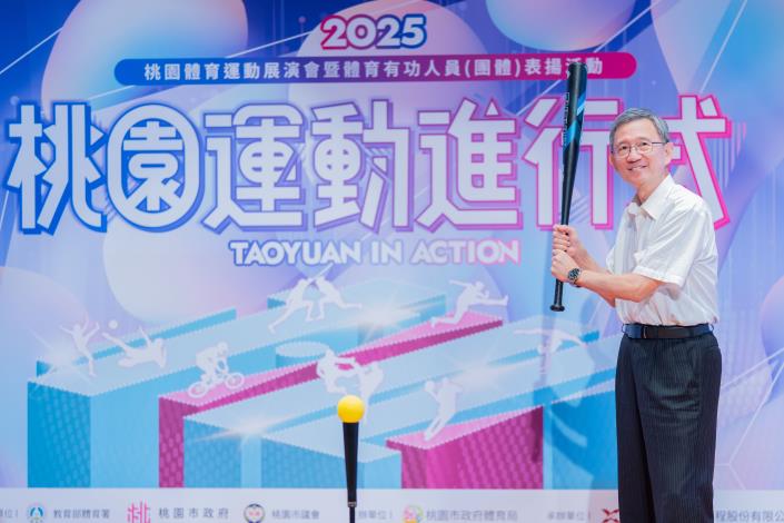 王副市長體驗虛擬棒球運動