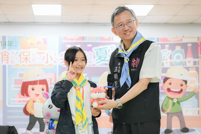 王副市長頒發有獎徵答小禮物