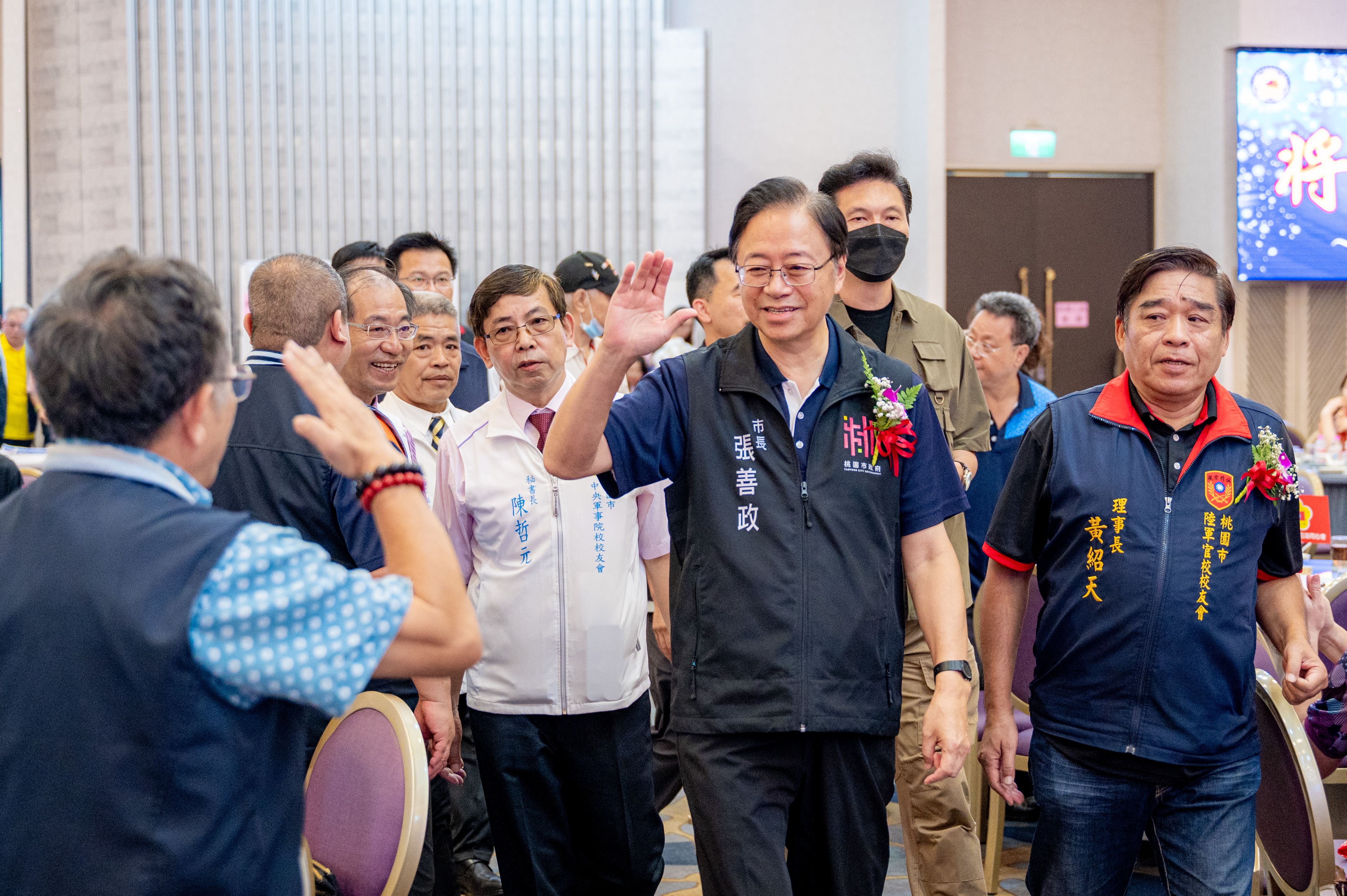 張市長熱情與民眾打招呼