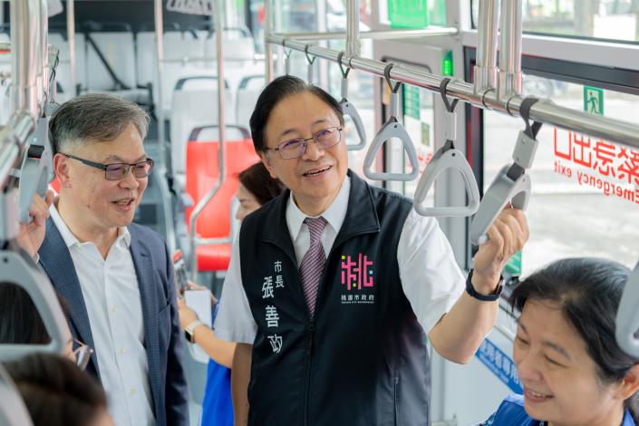 張市長試乘電動公車