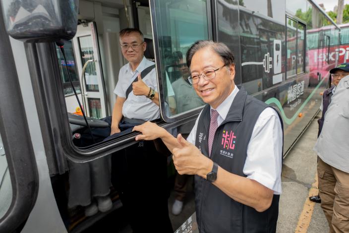 張市長與司機合影