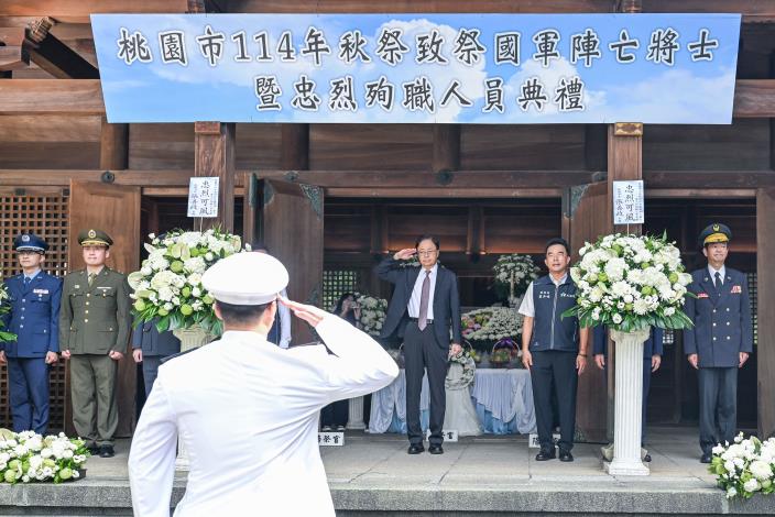 張市長向國軍致意