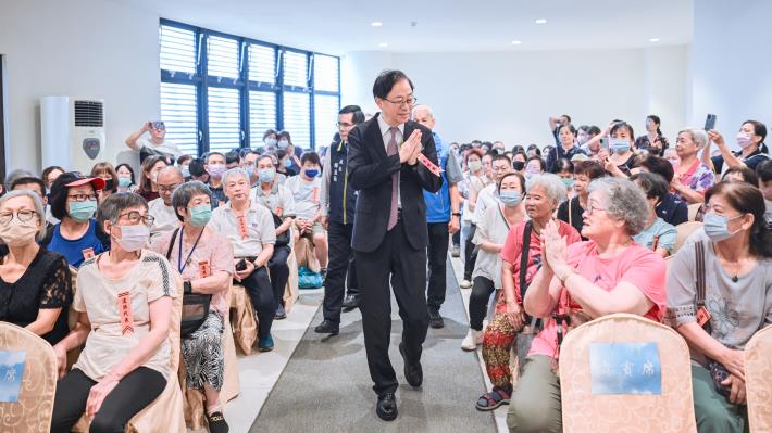 張市長向遺族家屬致意