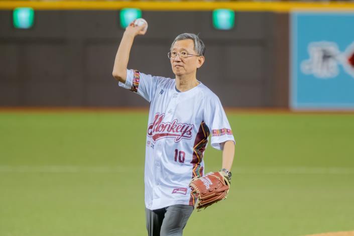 王副市長投出球