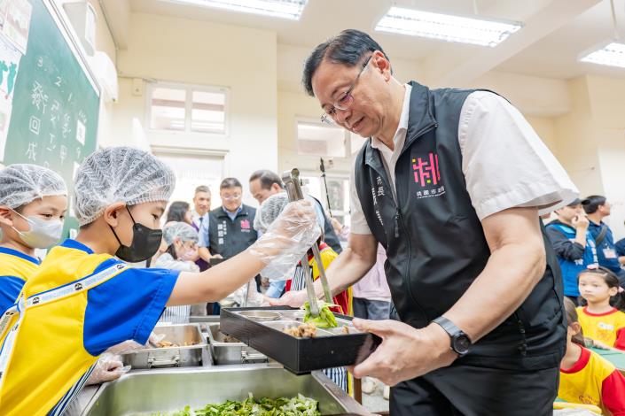 張市長視察公私立國中小學生免費營養午餐