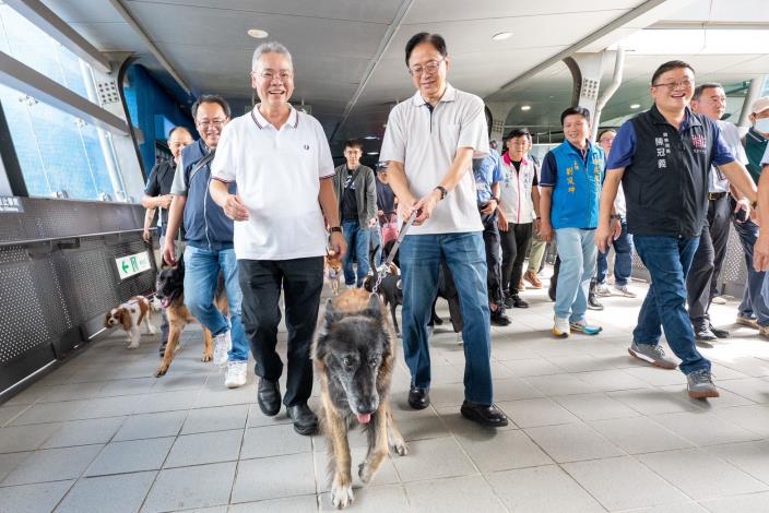 張市長和毛小孩一同搭乘桃園機場捷運