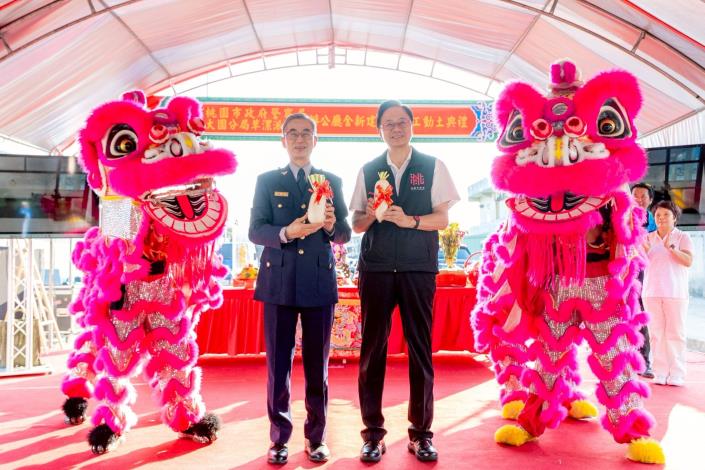 張市長與廖局長祝動土工程好彩頭