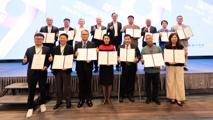 張市長頒發顧問聘書並合影留念