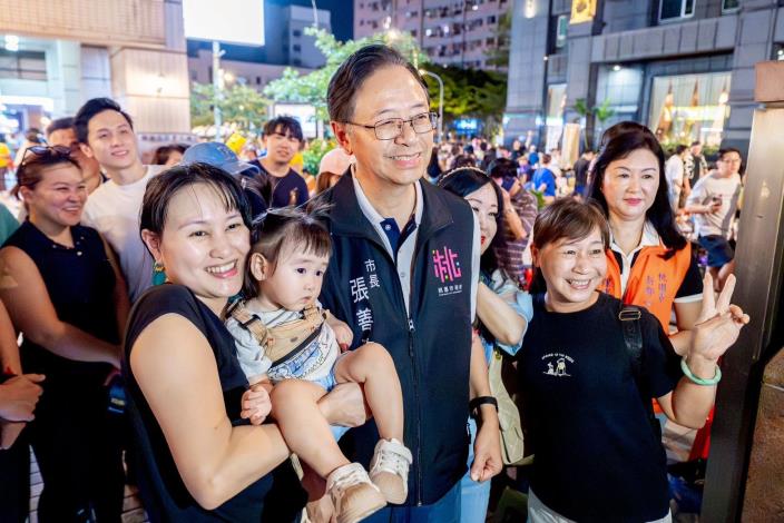張市長與市民開心合影留念