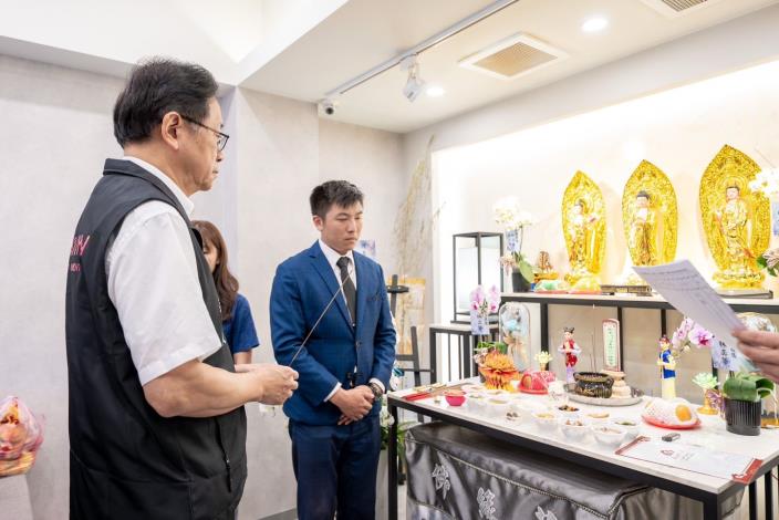張市長至靈堂捻香致意