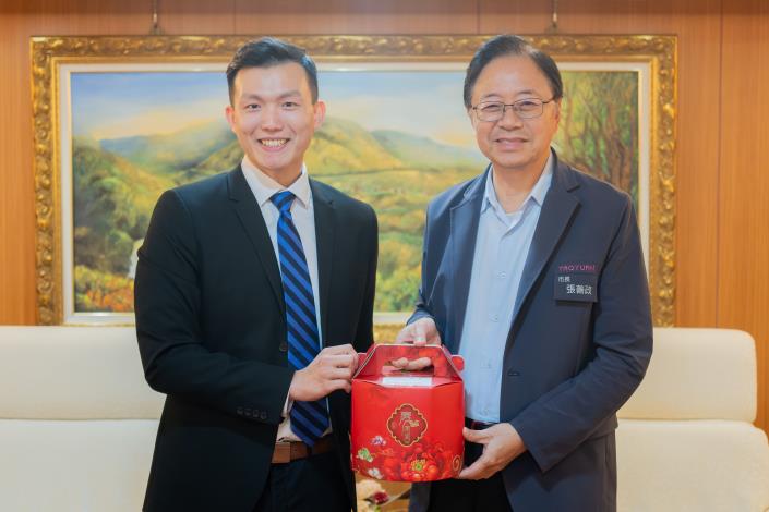 楊璽致贈張市長見面禮