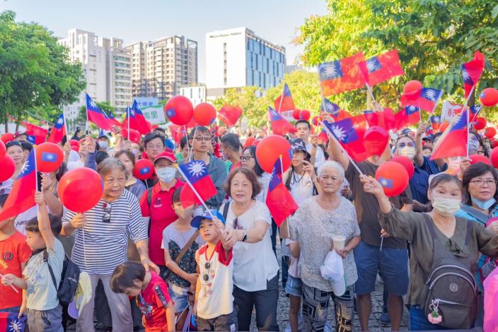 市民揮舞國旗歡慶國慶
