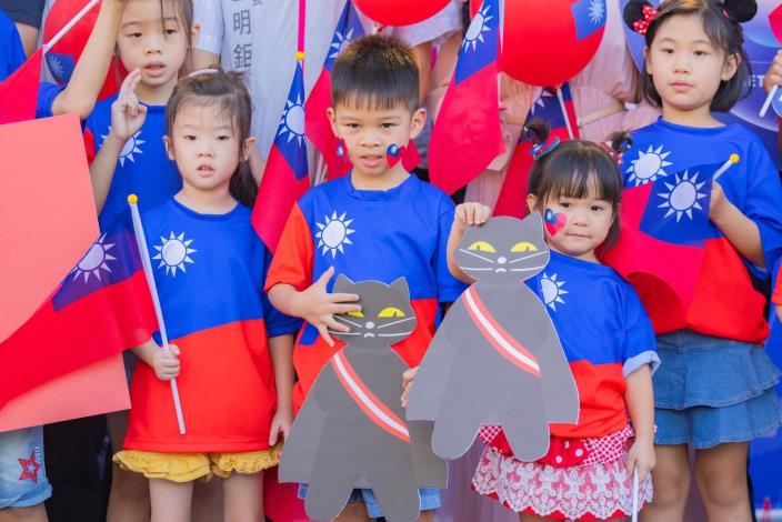 活動邀請多位身穿國旗衣的小朋友登臺