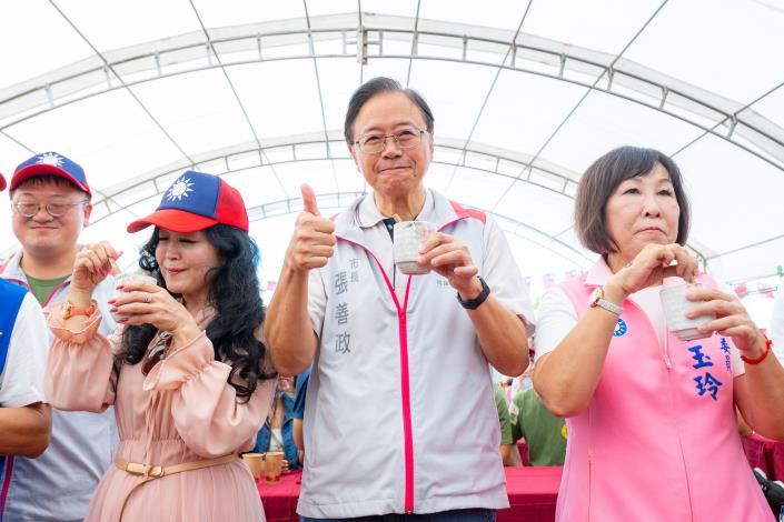 張市長盛讚桃映紅茶