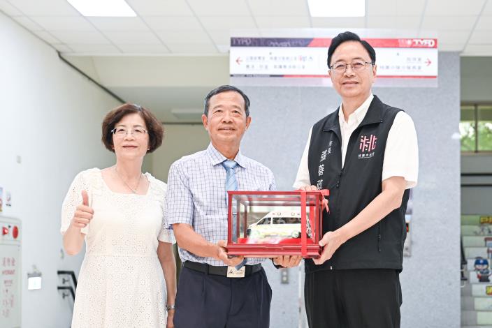 張市長回贈感謝狀及救護車模型