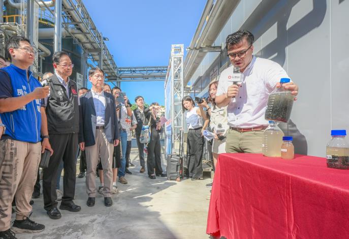 張市長與貴賓進行園區巡禮