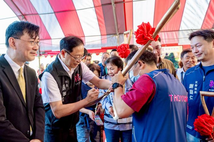 張市長於動土使用之金鏟子上簽名留念