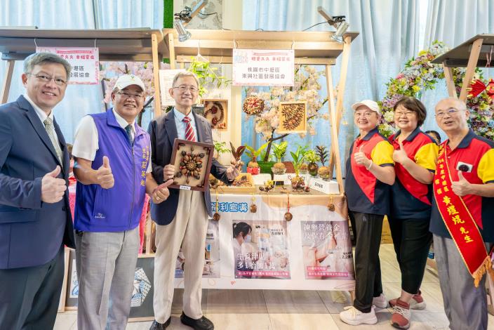 王副市長與桃園市中壢區東興社區發展協會攤位開心合影