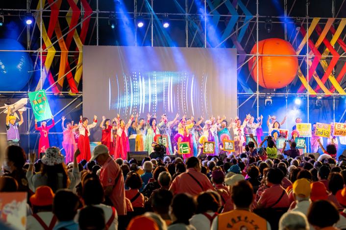 成果展上30個據點表演隊伍展現長輩們努力練習成果