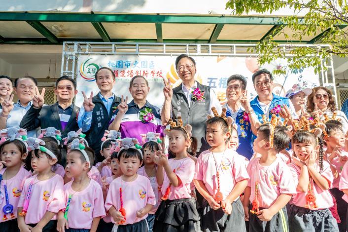 張市長、出席貴賓與學童合影