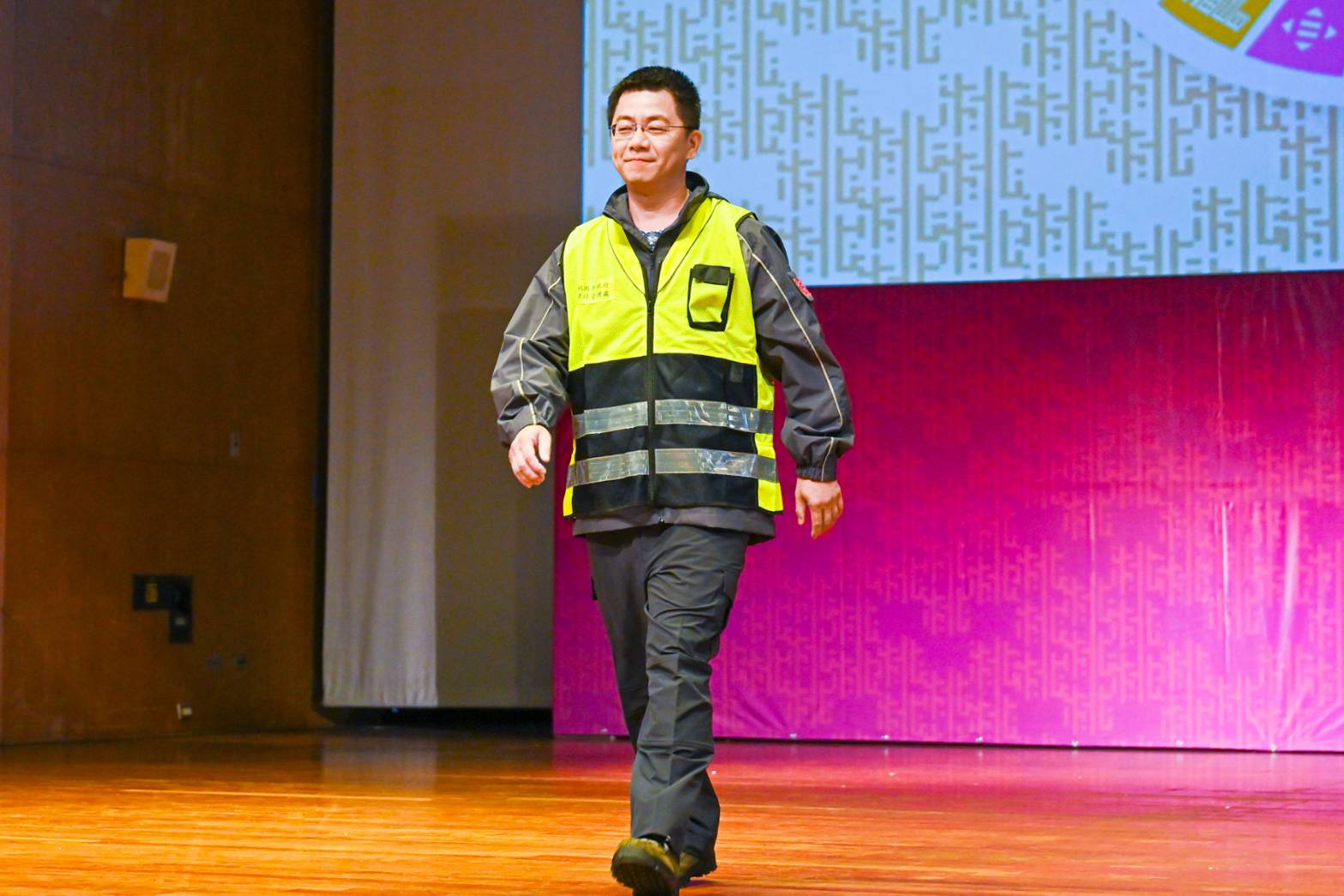 隊員著全新制服走秀展演