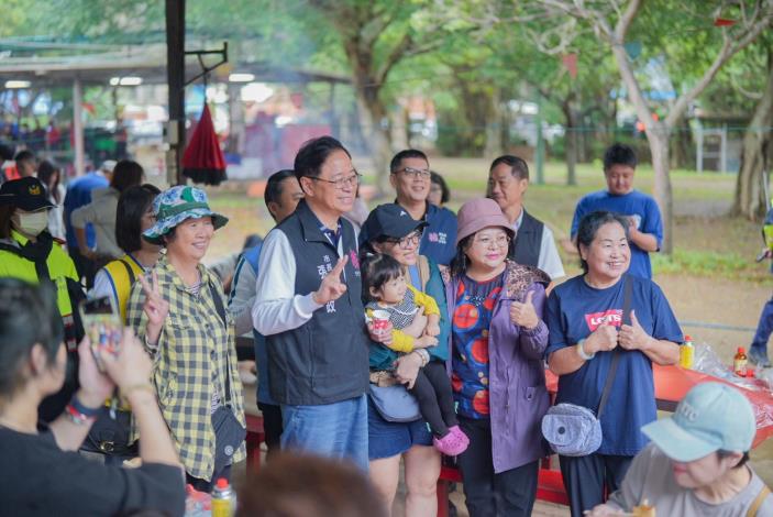 張市長與現場人員親切合影