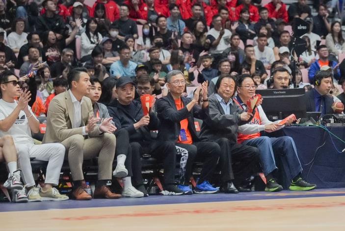 張市長與現場球迷一同為城市球隊加油打氣
