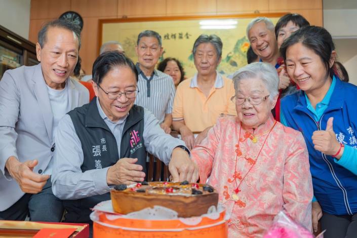 張市長和詹奶奶一同切蛋糕