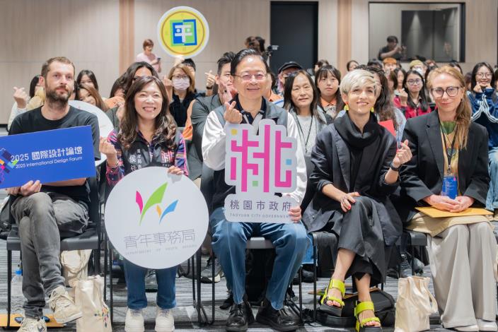 張市長、侯局長和與會專家學者合照